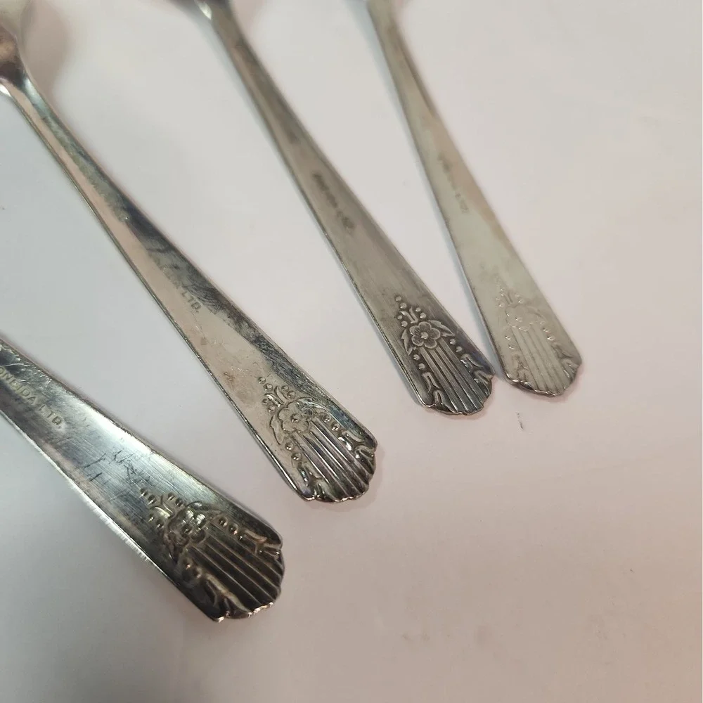 Wm A Rogers Oneida 1938 Silverplate set x 4 Teaspoons Harmony VTG